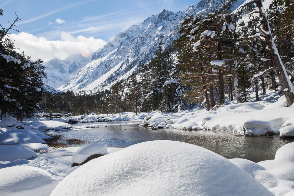 paysage enneigé dans les Pyrénées