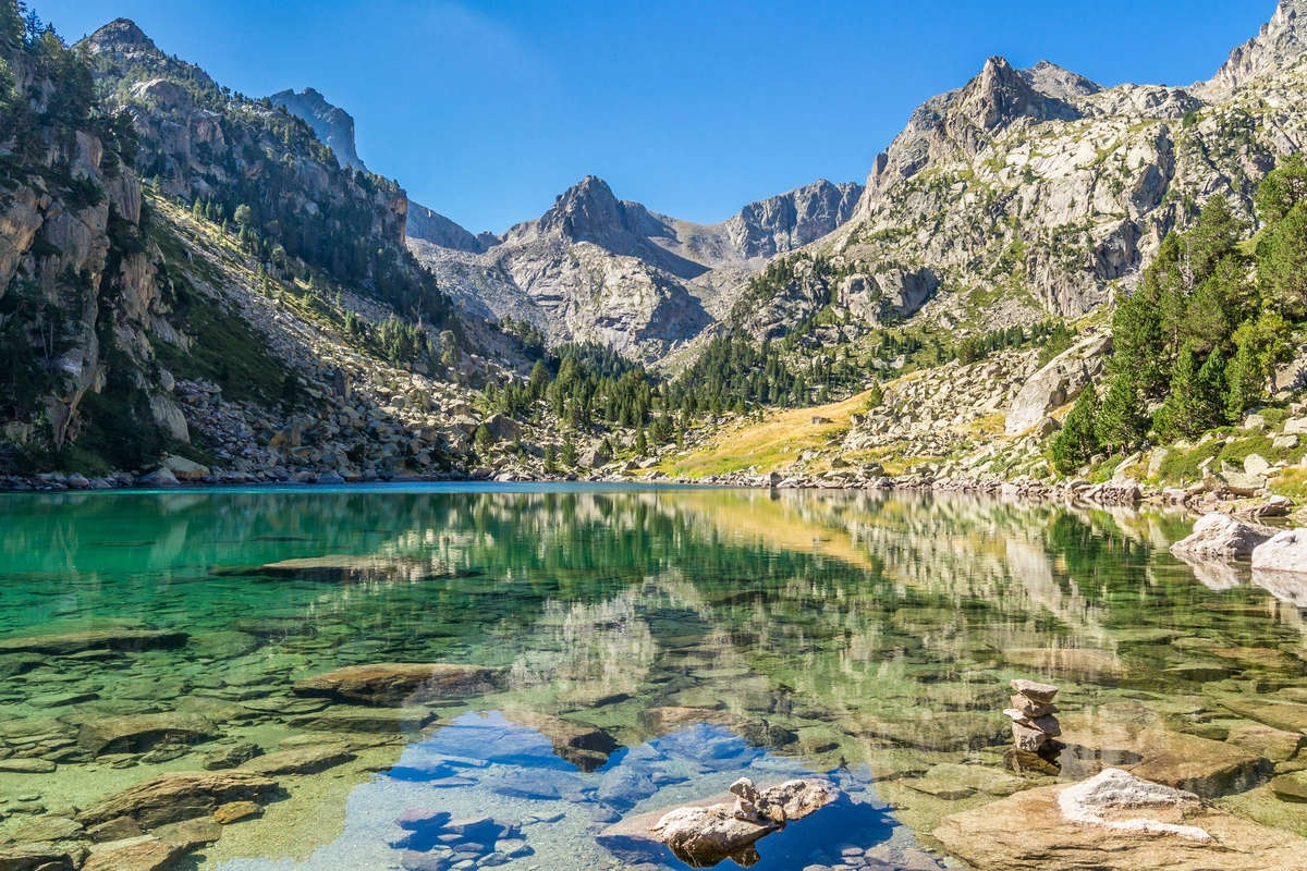 lac dans les pyrénées