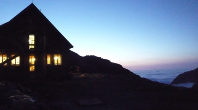 famille faisant une randonnée dans les montagnes des Pyrénées et traversant un torrent