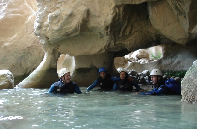 femme réalisant un trek dans les Pyrénées