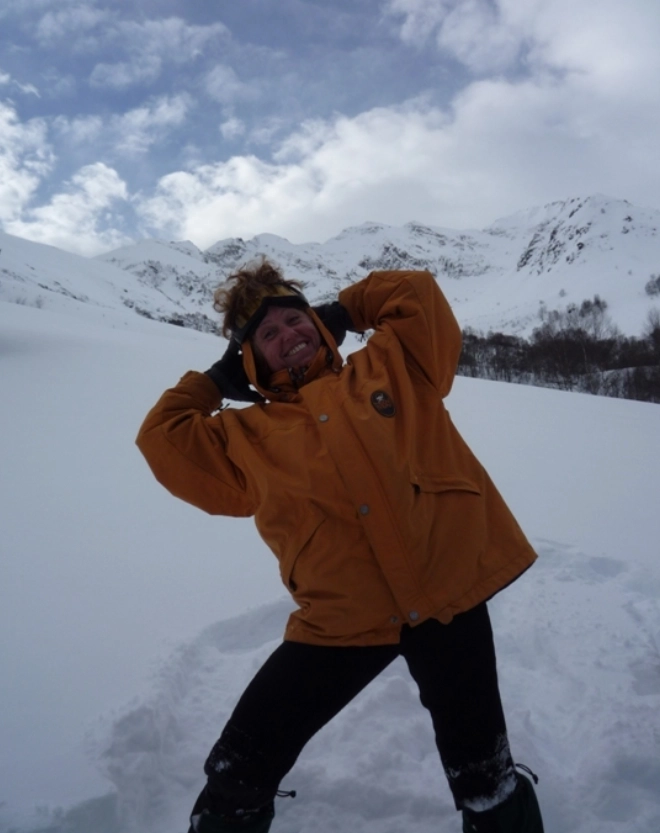 Famille faisant une randonnée dans les Pyrénées