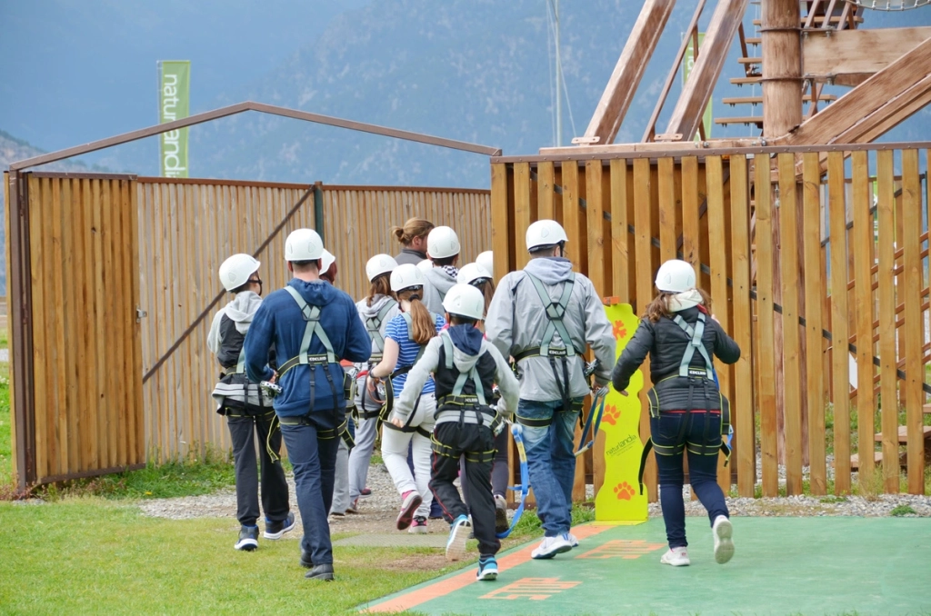 groupe d'enfants se préparant pour une activité d'accrobranche ou de via ferrata