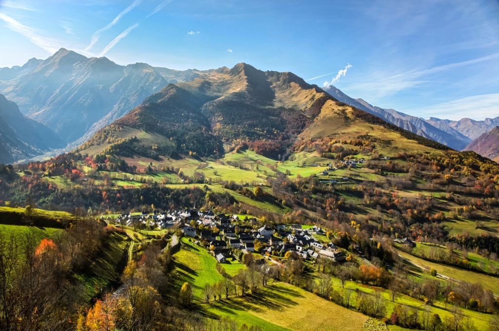 massif des Pyrénées avec un village
