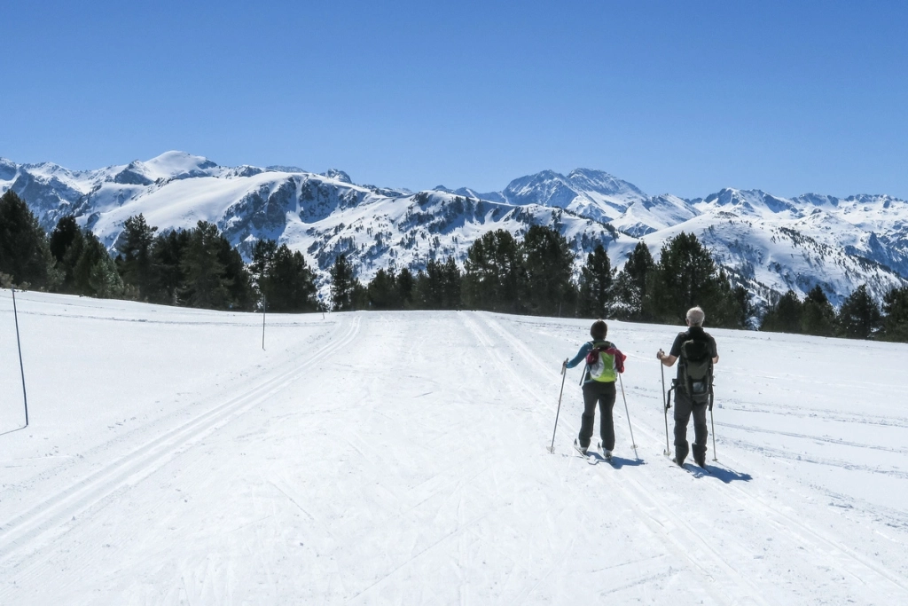 deux personnes faisant une randonnée en raquettes au Plateau de Beille dans les Pyrénées