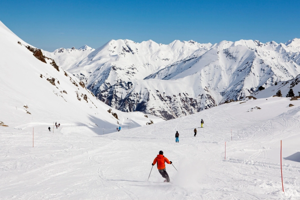 skieurs sur une piste des Pyrénées