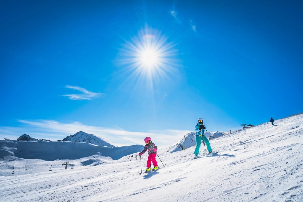 mère et fille skiant dans les pyrénées